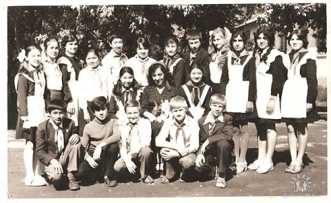 леуши выпуск 1984. 1984 год выпуска. выпуск 1983 год арсаковская школа. выпуск 1984 года 10 б класс. московская школа на юго-западе № 1543 (москва).