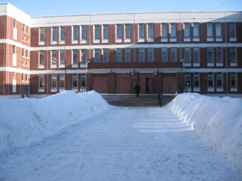 школа зимой. г зима школа 26. школы города зима. крыльцо школы. школьный двор зима.