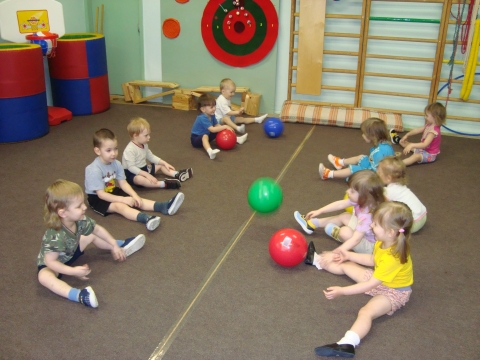 Игра в мяч 2 лет. Физкультура в детском саду. Занятия на мяче в детском саду. Физкультура ясли. Физкультура в младшей группе.