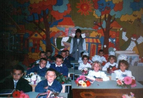 выпуск 1998 года ербогаченская школа. 4 сентября 1998 год. шаранга народный краеведческий музей. фотография класса сторчался. 1 сентября 1998.