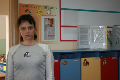 няня с детьми в детском саду. помощник воспитателя санкт петербург. одежда помощника воспитателя в детском саду. маникюр помощника воспитателя. помощник воспитателя.