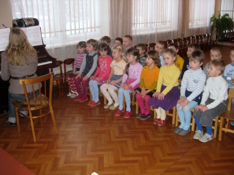 Пение старшая группа. Музыкальное занятие в детском саду. Музыкальные занятия. Старшая группа. Дети на музыкальном занятии в детском саду. Музыкальное занятие в ДОУ.
