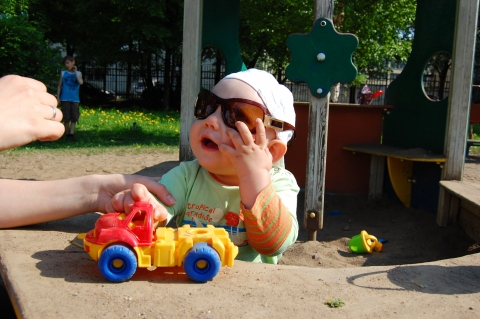 С днем защиты детей открытки. Июнь сын. С днем защиты детей открытки. Фотосессия отец и сын. Сын июнь 2004.