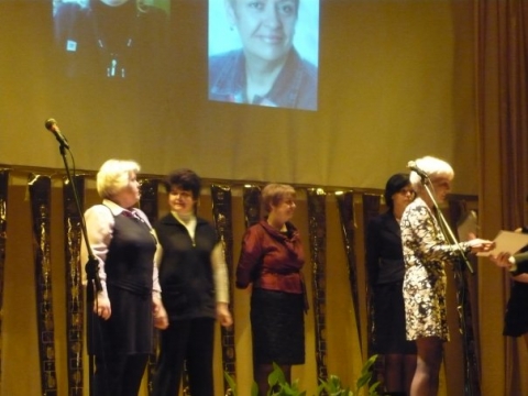 Школа 557 москва. Собрание учителей. Год учителя 2010 эмблема. Учитель года. Логотип года учителя 2010.