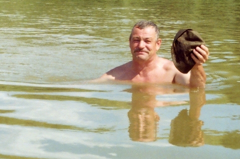 фляга деду. вода долгожителей. дедушка пьет воду. игра водяной. пожилой человек пьет воду.