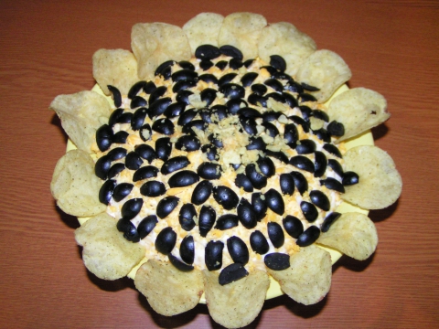 Салат подсолнух. Подсолнух с шампиньонами. Салат подсолнух в разрезе. Салат подсолнух с курицей. Украсить салат подсолнух.