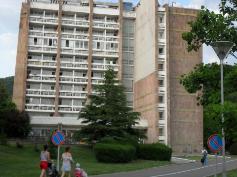 Лагерь орленок вожатские домики. Домик вожатых. Лагерь орленок здания. Дом вожатых. Веретьево арт усадьба официальный сайт.