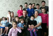 Дом семьи шишкиных. Дом семьи шишкиных. Шишкины воронежская область многодетная семья. Семья шишкиных из воронежской области многодетная. Дом семьи шишкиных.