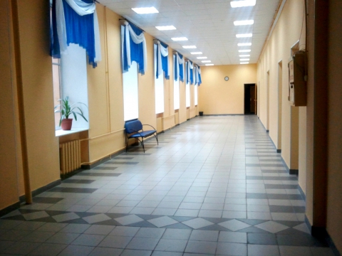 В школе втором этаже. Школа 337 Невского района. Школа номер 28 Люберцы коридор. Коридор школы. Плитка в коридорах школы.