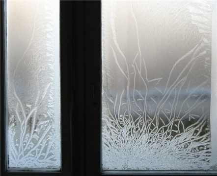 При сильных морозах на стеклах окон. Окна с узорами на стеклах. Пластиковые окна с узорами на стекле. Зимние узоры на окнах. Мороз на пластиковых окнах.